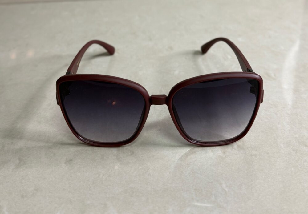 ELEGANCKIE OKULARY BORDOWE Z OZDOBNYM DETALEM